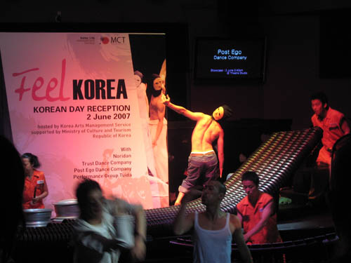 싱가폴 아시안아츠마트(Asian Arts Mart)에서 열렸던 프로모션 행사 중 한 장면
